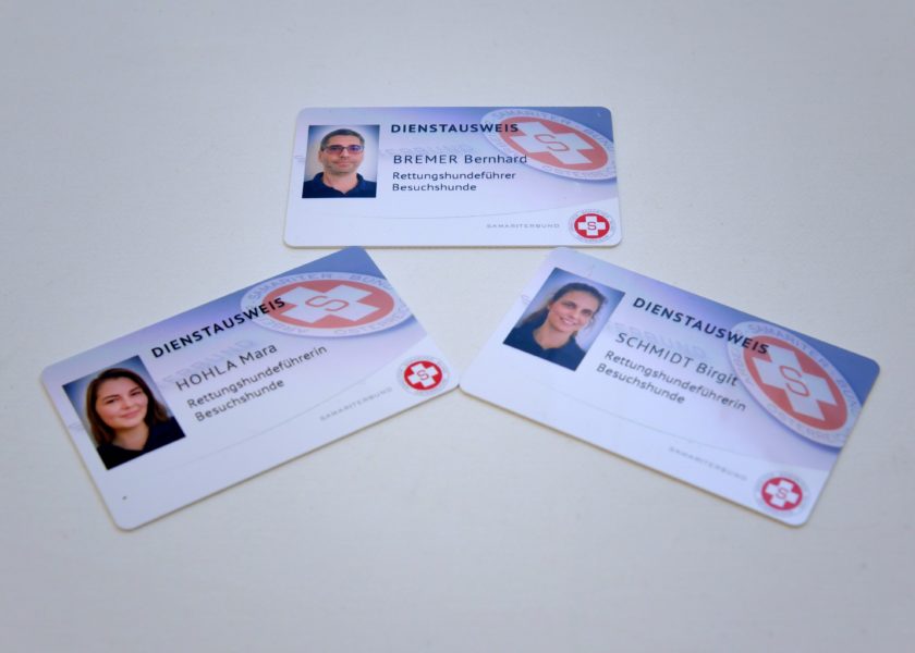 Dienstausweise für die neuen Besuchshunde-Teams der Hundestaffel Favoriten